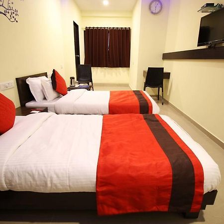 Hotel Ambience Sarkhej Esterno foto