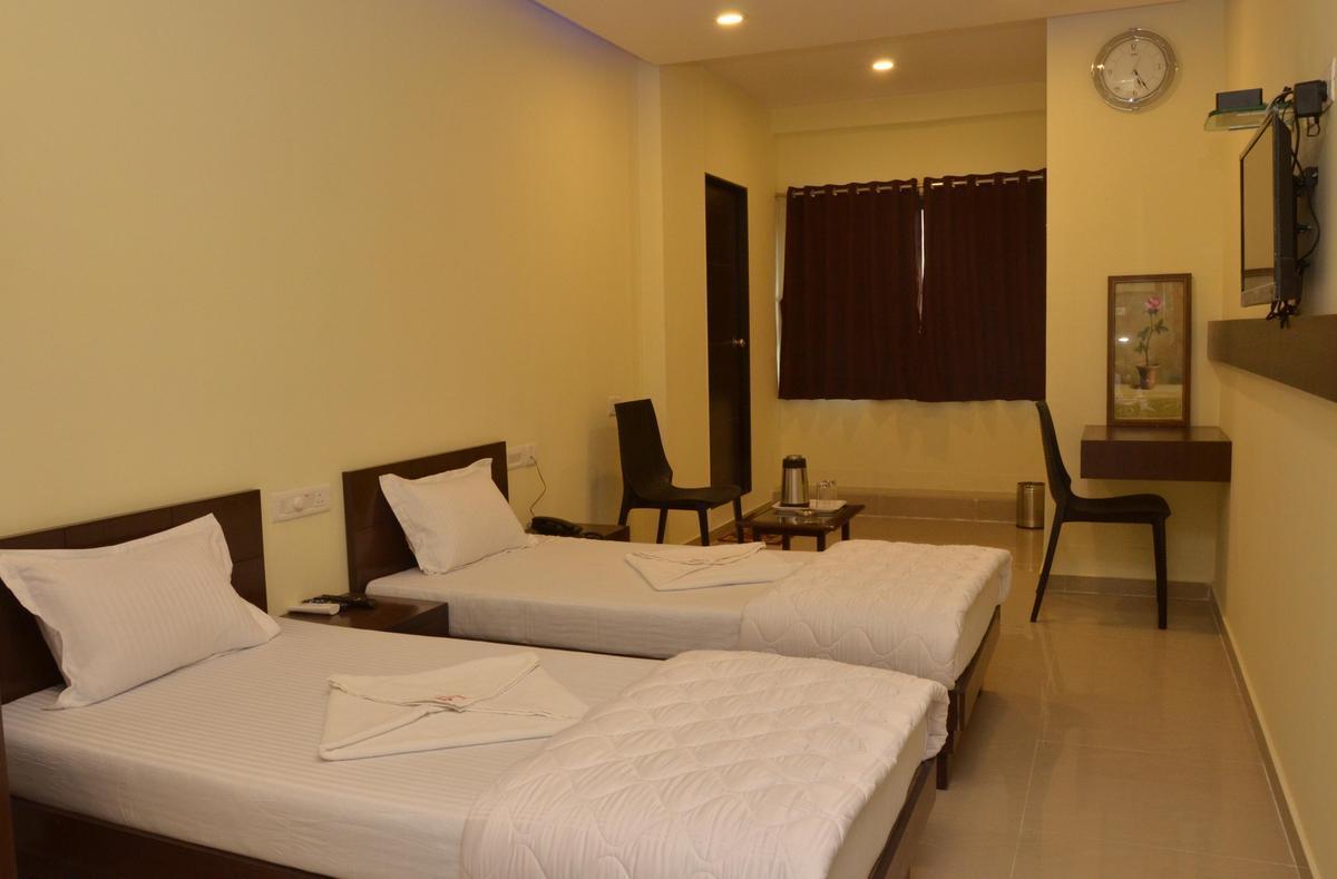 Hotel Ambience Sarkhej Esterno foto