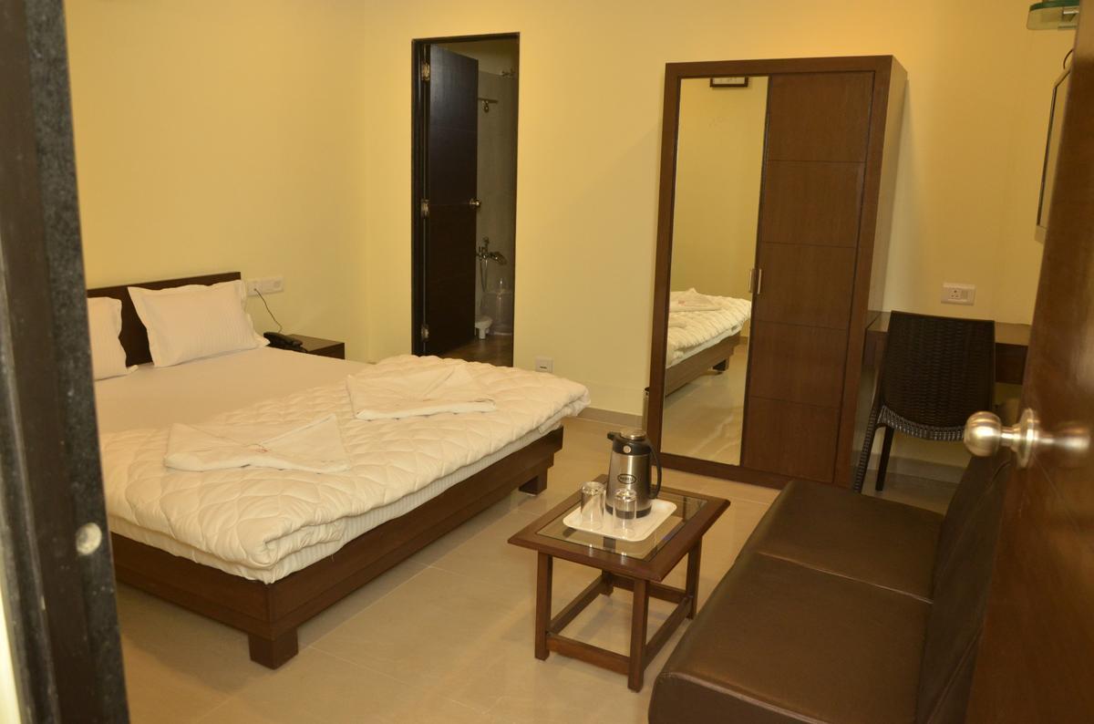 Hotel Ambience Sarkhej Esterno foto