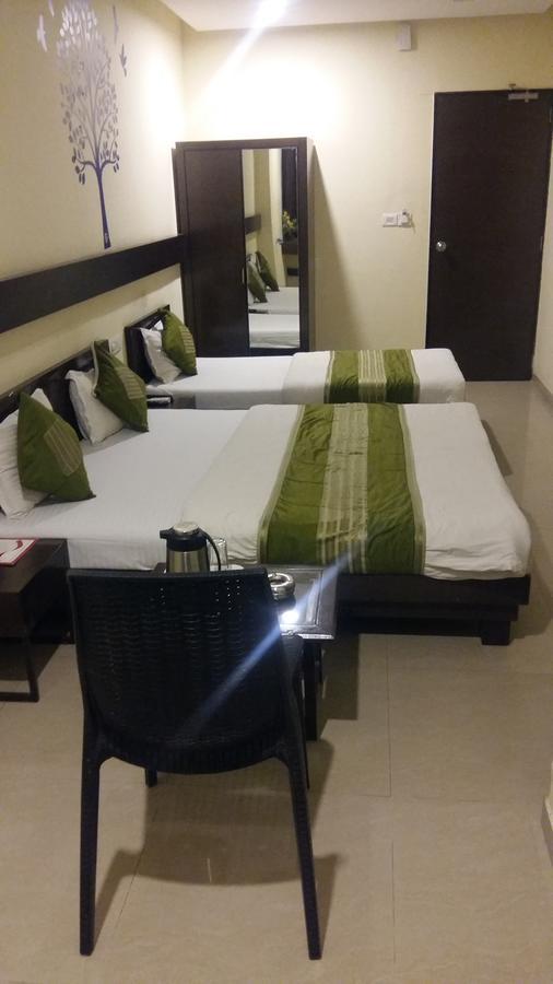 Hotel Ambience Sarkhej Esterno foto