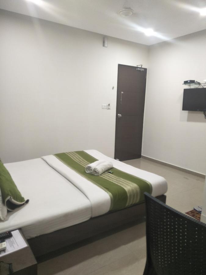 Hotel Ambience Sarkhej Esterno foto