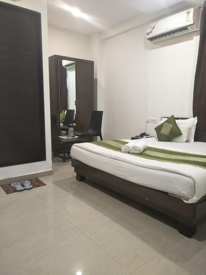 Hotel Ambience Sarkhej Esterno foto