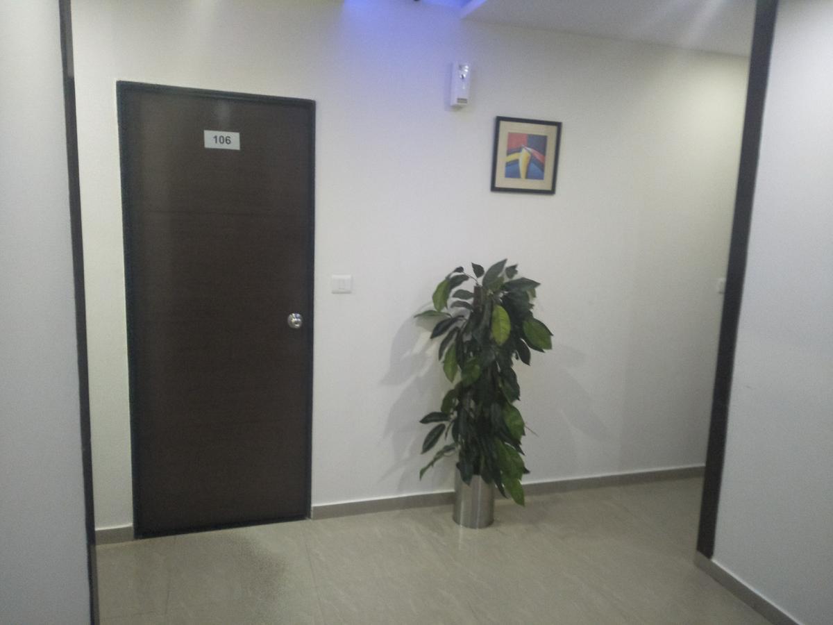 Hotel Ambience Sarkhej Esterno foto