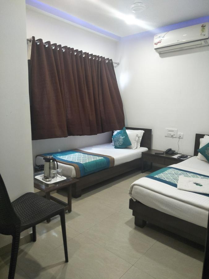 Hotel Ambience Sarkhej Esterno foto